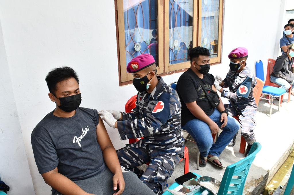 Masyarakat Maritim Terima Serbuan Vaksinasi dari Posmar 3 dan TNI AL