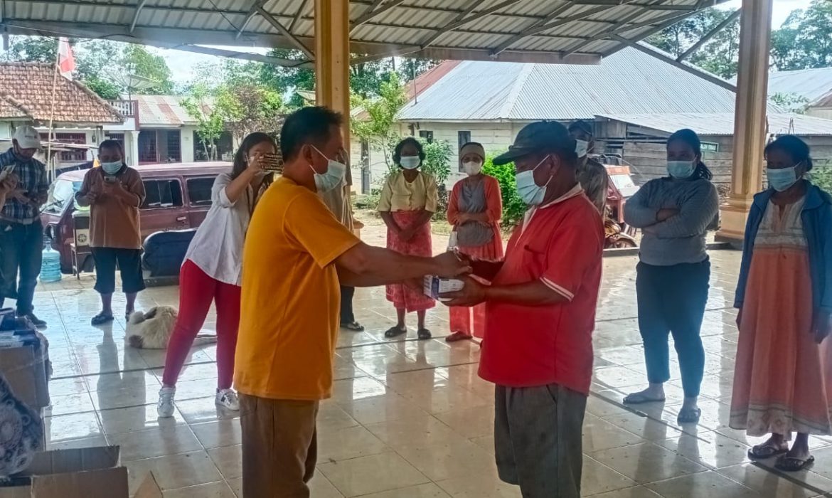 Menyambut HUT RI 76, Pemdes Desa Kuta Galoh Kecamatan Tiga Binanga Bagikan Ratusan Hand sanitizer dan Masker