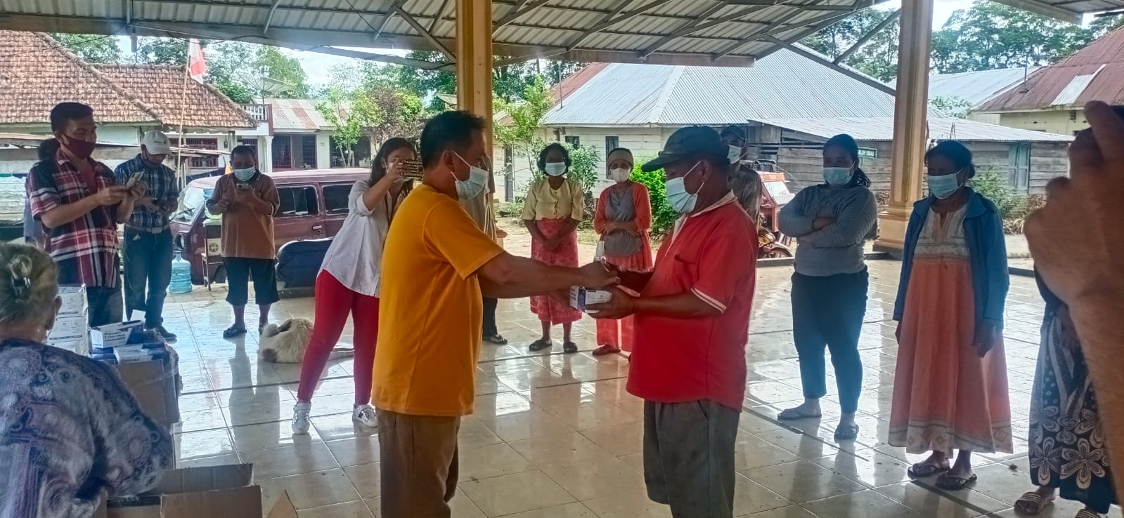 Pemdes Desa Kuta Galoh Kecamatan Tiga Binanga Kabupaten Karo, melakukan kegiatan bagi hand sanitizer dan masker pada seluruh warga Desa, Selasa (17/08/2021).