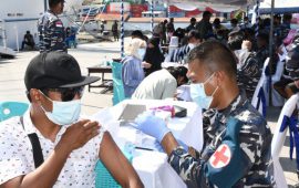 Warga Antusias Ikuti Vaksinasi yang Digelar TNI AL