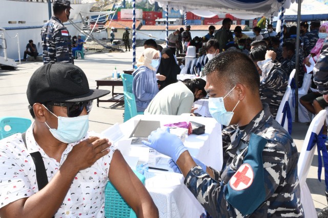 Warga Antusias Ikuti Vaksinasi yang Digelar TNI AL