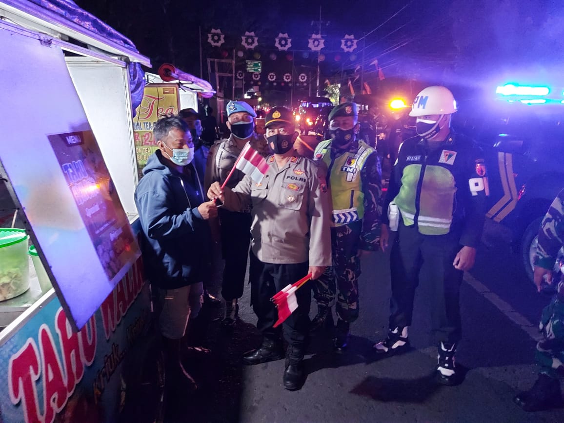 Personil gabungan terdiri Polres Jombang, Kodim 0814 dan Satpol PP Pemkab Jombang melaksanakan operasi yustisi sekaligus membagikan bendera merah putih kepada pedagang kaki lima (PKL).