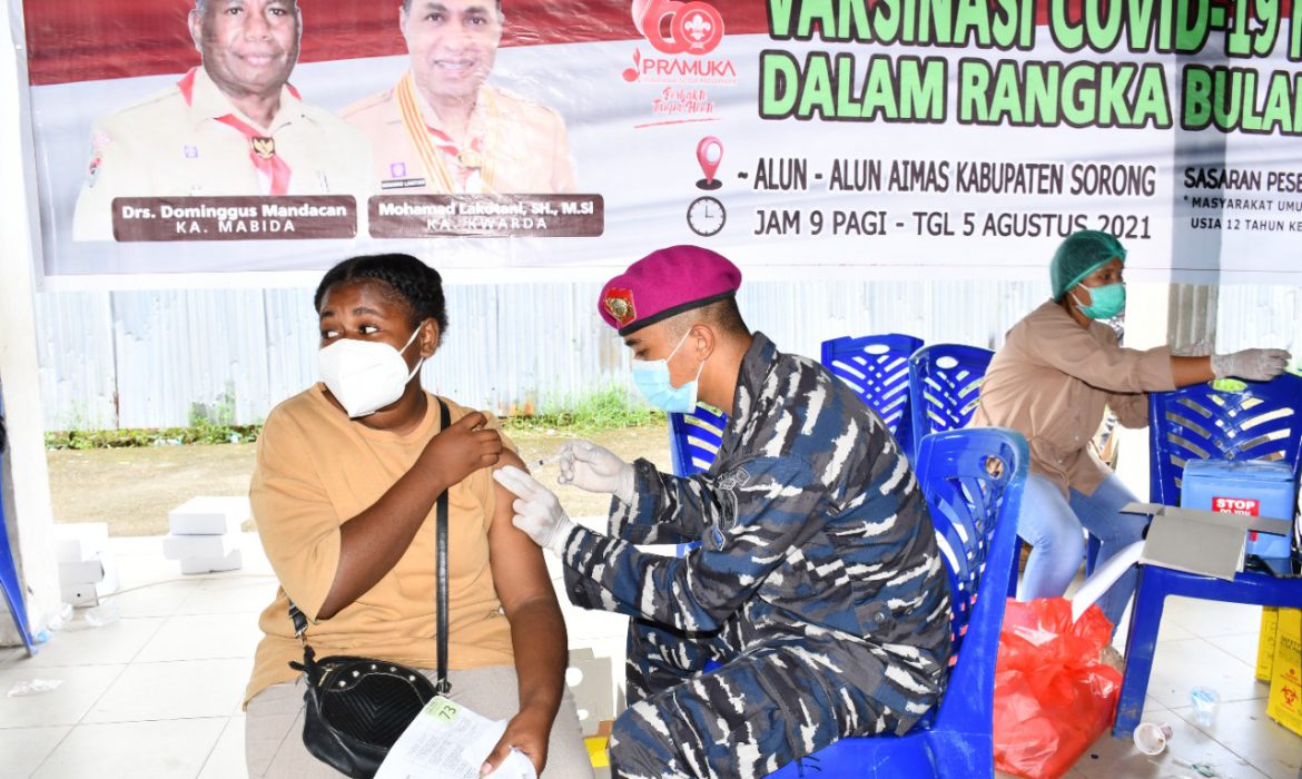 Korps Marinir TNI AL Bersama Dinas Kesehatan Papua Barat Gelar Serbuan Vaksinasi Massal di Kota Sorong
