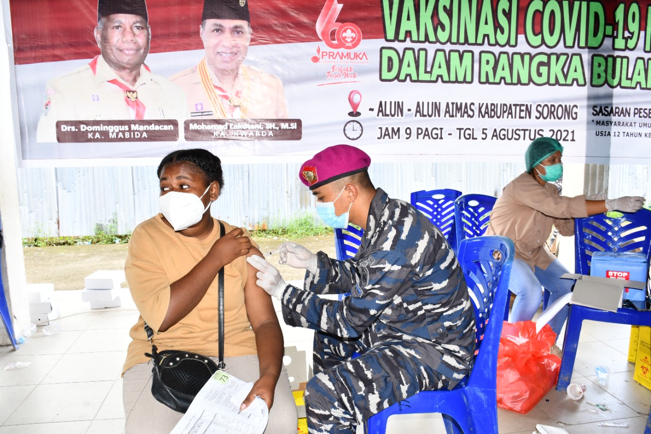 Korps Marinir TNI AL Bersama Dinas Kesehatan Papua Barat Gelar Serbuan Vaksinasi Massal di Kota Sorong