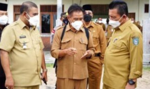 Gubernur dan Bupati saat tinjau proyek di Karimun