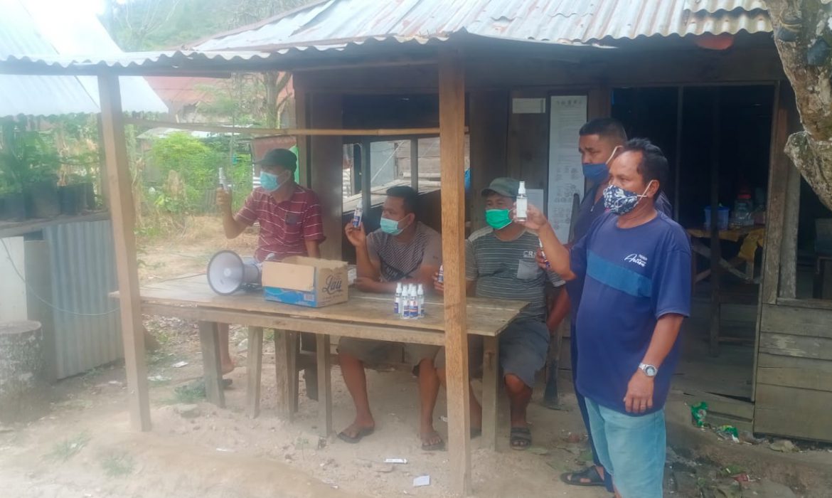Pemdes Desa Kidupen Kecamatan Juhar Bagikan Ratusan Hand Sanitizer