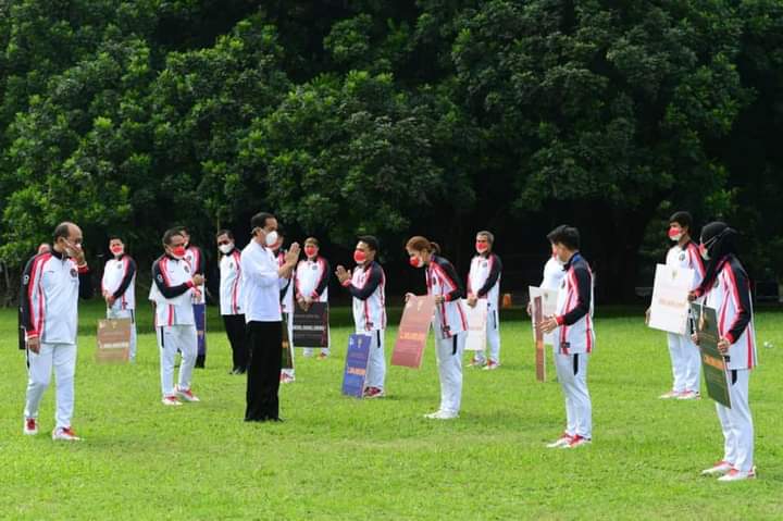 Presiden Joko Widodo menerima kontingen Indonesia yang berlaga di Olimpiade Tokyo 2020, sekaligus menyerahkan bonus apresiasi bagi para atlet dan para pelatih di halaman Istana Kepresidenan Bogor, Jawa Barat, Jumat (13/8) pagi.