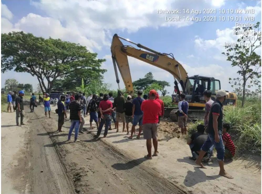 Pekerja sempat hampir adu jotos di lokasi Pertambangan Ds. Parelor Kec. Kunjang Kab. Kediri, Sabtu (14/08/2021)