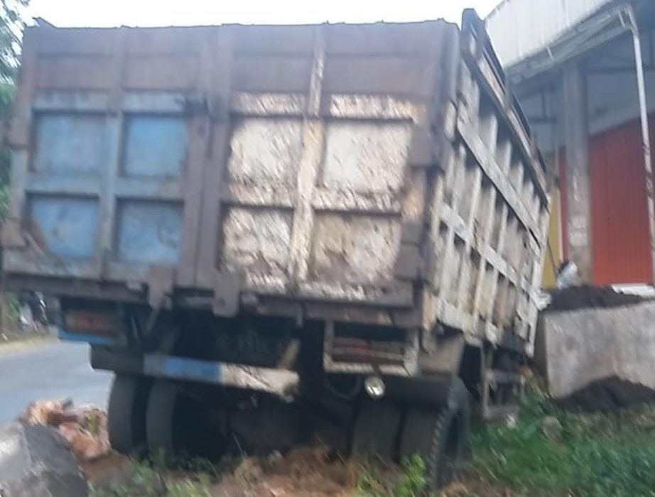 Kondisi truk yang menabrak pembatas jalan