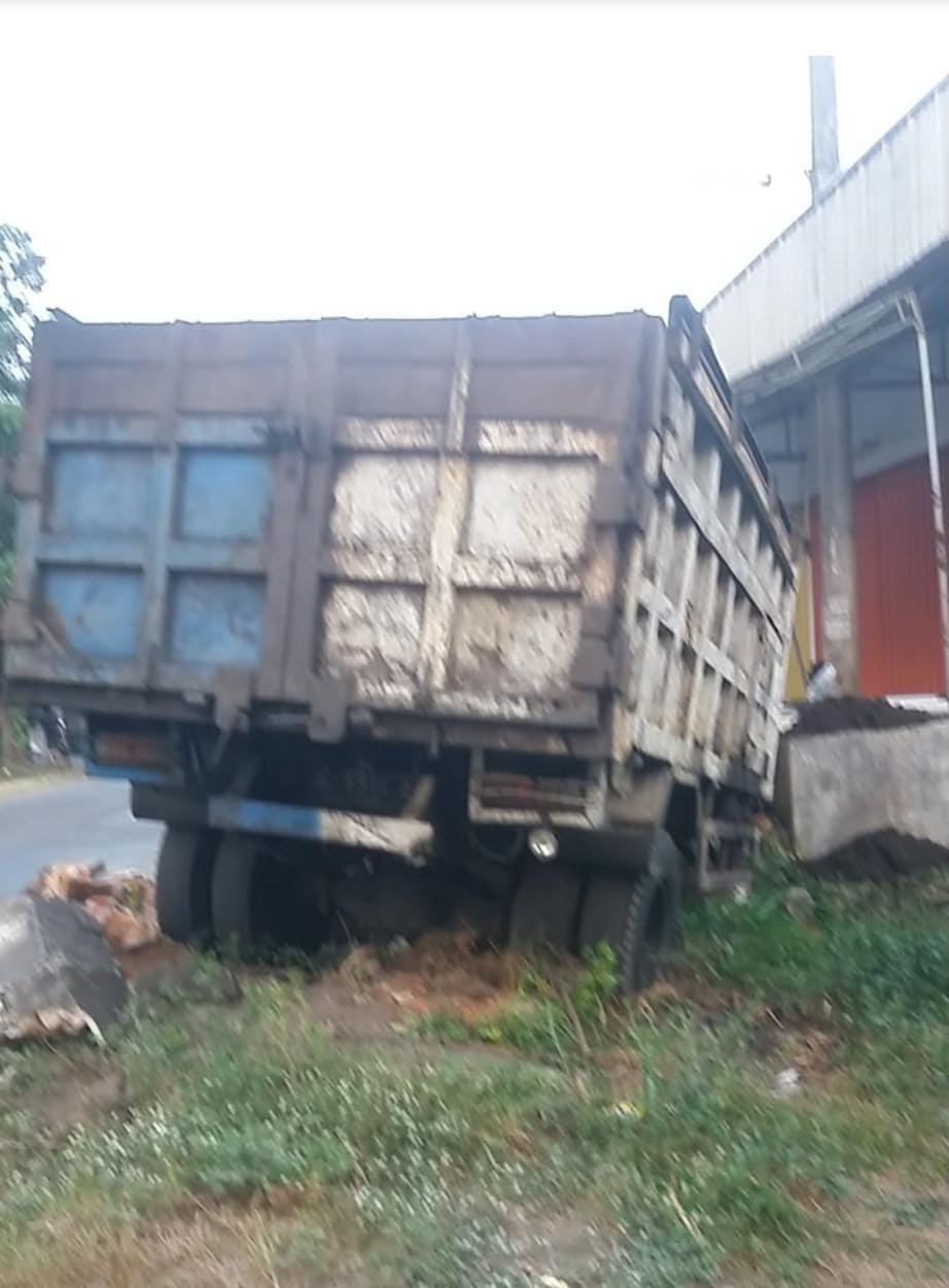 Kondisi truk yang menabrak pembatas jalan