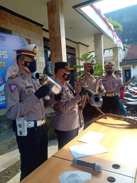 Satlantas Polres Kediri Kota Gelar Konfrensi Pers Terkait Pelanggaran Pengemudi Sepeda Motor yang Gunakan Knalpot Brong