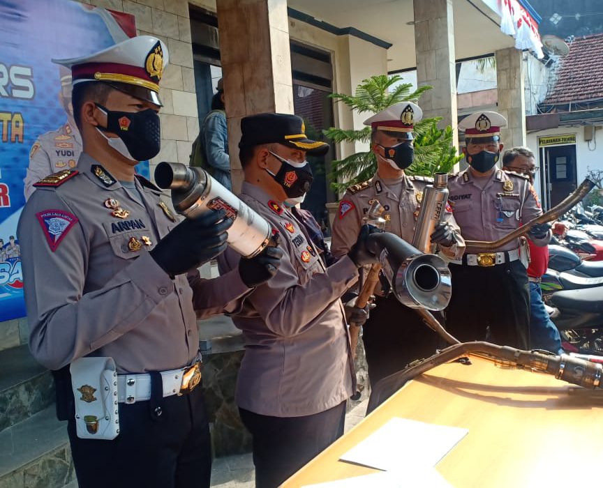 Satlantas Polres Kediri Kota Gelar Konfrensi Pers Terkait Pelanggaran Pengemudi Sepeda Motor yang Gunakan Knalpot Brong