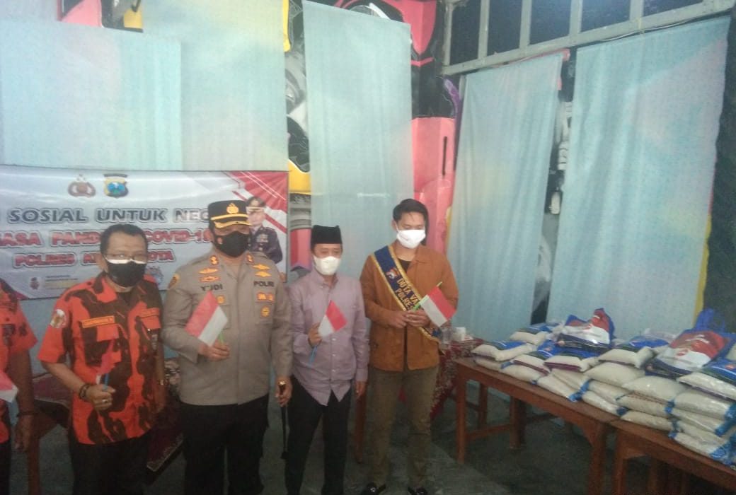 Kapolresta Kediri Bersama MPC PP Kota Kediri Salurkan Bansos Bagi Warga Terdampak Covid-19