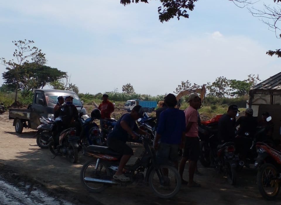 Para pekerja tambang berkumpul di area tambang.