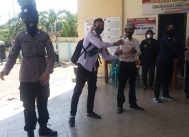 Pembagian beras di balai Desa Ngampel Kota Kediri.