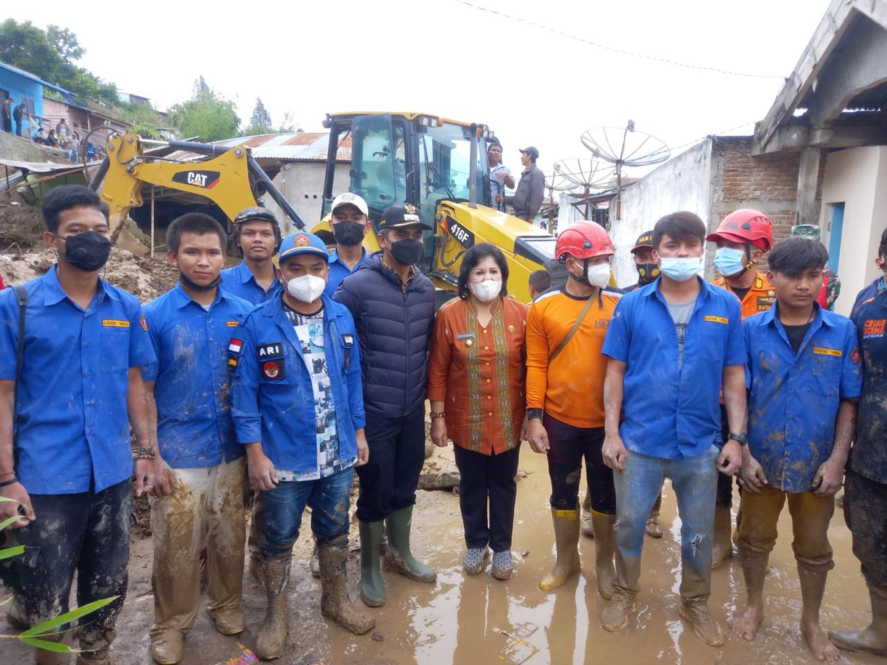 Jajaran Karang Taruna Padang Mas Saat Berfoto Dengan Bupati Karo Corry S Sebayang.