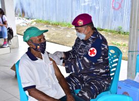 Kegiatan vaksinasi kepada masyarakat maritim di Alun-alun Kota Baru Aimas, Distrik Aimas, Kabupaten Sorong, Papua Barat. Selasa (31/08/2021).