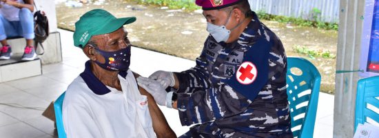 Kegiatan vaksinasi kepada masyarakat maritim di Alun-alun Kota Baru Aimas, Distrik Aimas, Kabupaten Sorong, Papua Barat. Selasa (31/08/2021).