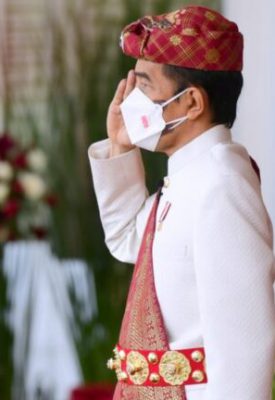 Presiden Joko Widodo tampak mengenakan pakaian adat khas Lampung saat memimpin Upacara Peringatan Detik-Detik Proklamasi di Istana Merdeka, Jakarta, pada Selasa, 17 Agustus 2021. Foto: BPMI Setpres/Muchlis Jr.
