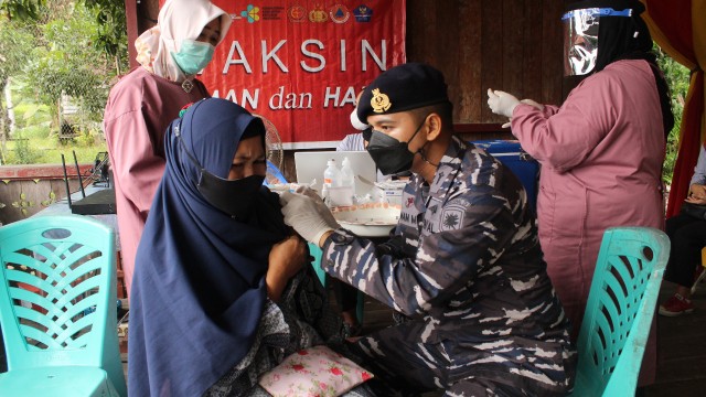 Masyarakat Desa Metunda Lingga Terima Serbuan Vaksinasi dari TNI AL Dabo Singkep