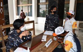Ratusan Orang di Jayapura Terima Vaksinasi Satgas TNI AL dan IPDN