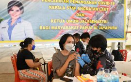 700 Masyarakat Jayapura Terima Vaksinasi dari Satgas Vaksinator TNI AL dan IPDN