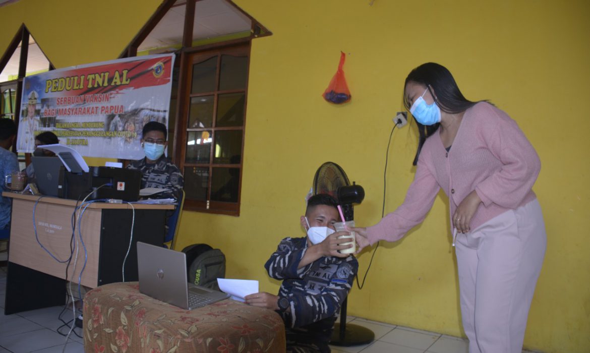 7 Vaksinator TNI AL X Serbu Masyarakat DOK V Bawah Mandala Jayapura