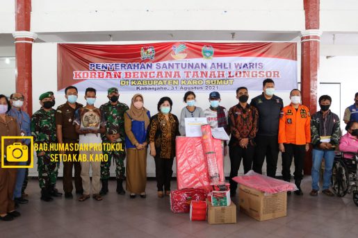 Bupati Karo Serahkan Santunan Kepada Ahli Waris dan Bantuan Bagi Korban Bencana Tanah Longsor Lau Bawang