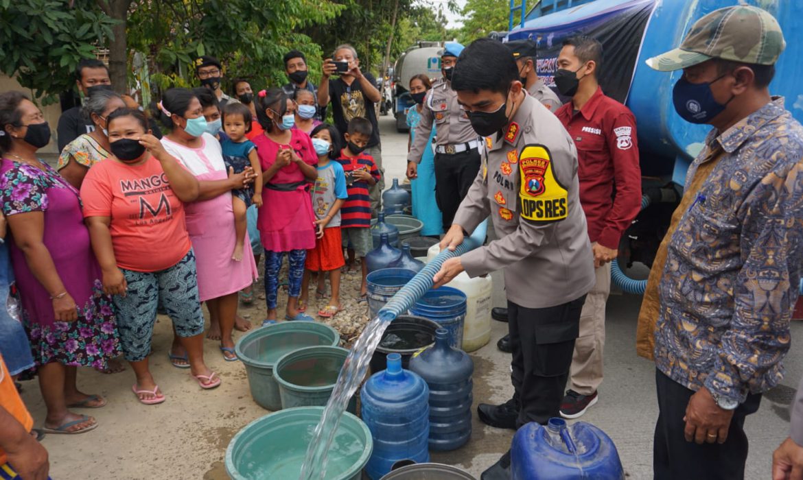 Terdampak Kekeringan, Polresta Mojokerto Salurkan Air Bersih di Pedesaan
