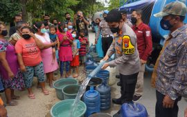 Terdampak Kekeringan, Polresta Mojokerto Salurkan Air Bersih di Pedesaan