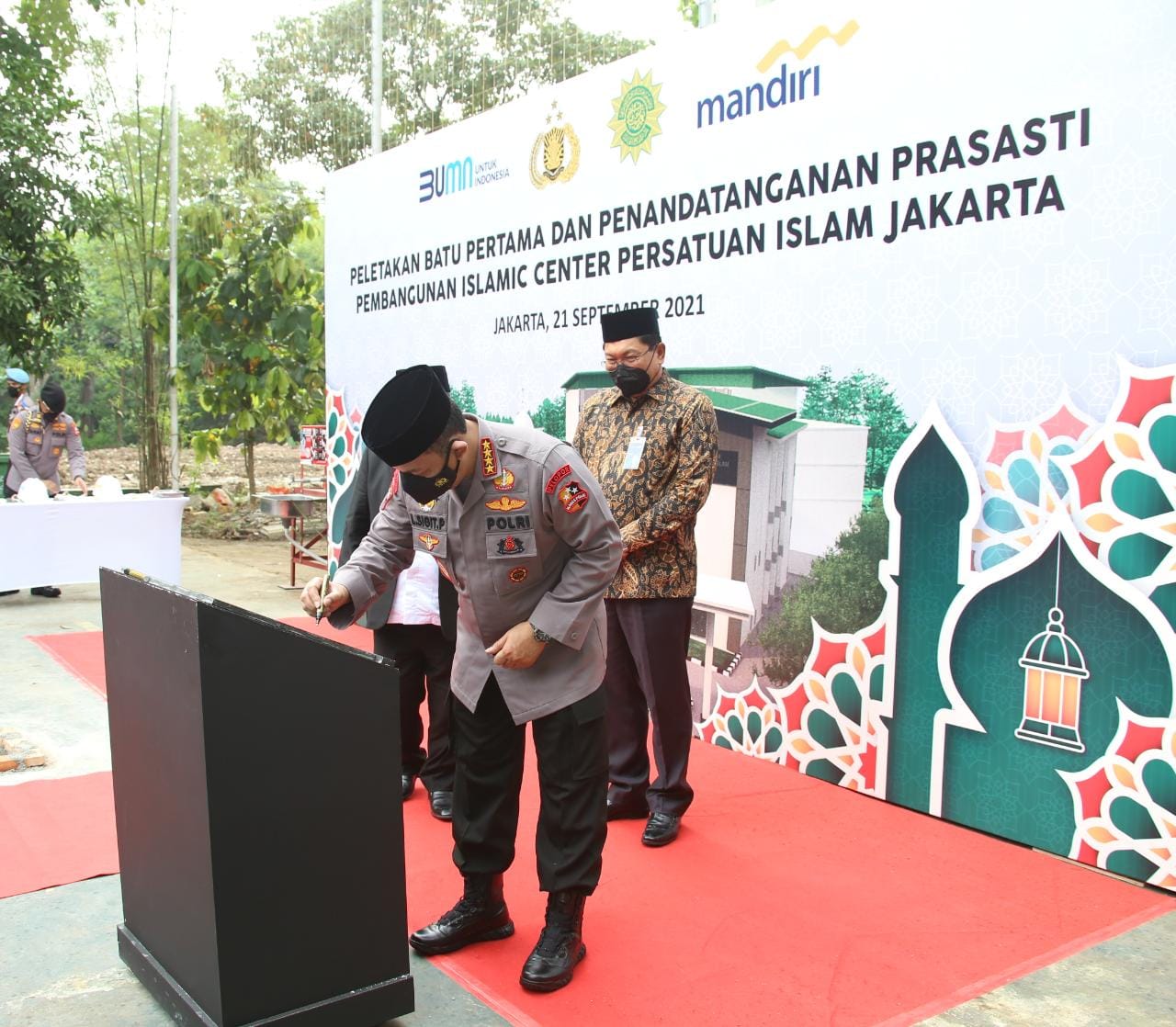 Kapolri menandatangani Prasasti di Islamic Center