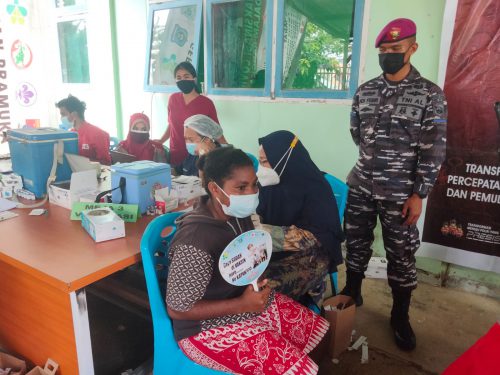 Serbuan Vaksinasi Maritim Korps Marinir TNI AL, Mahasiswa dan Pelajar Sorong Jadi Target