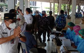 Danramil 04/KS Merangkul Anak 12 Tahun Agar Vaksin di Kepulauan Seribu