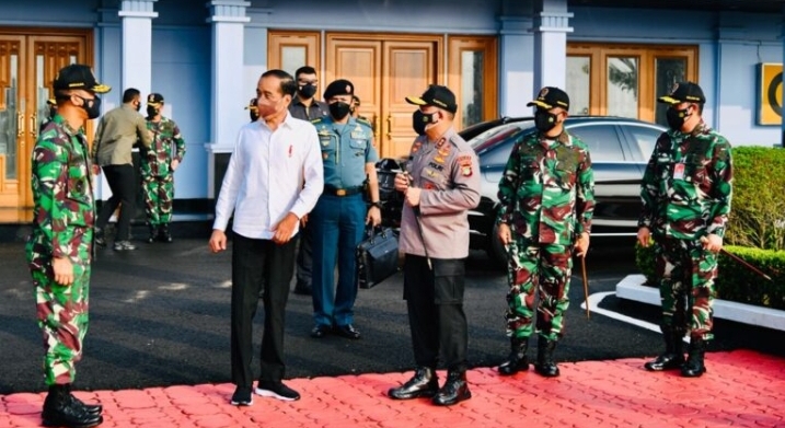 Kunjungan Kerja, Presiden Jokowi Tanam Mangrove  Bersama Masyarakat Riau dan Kepri