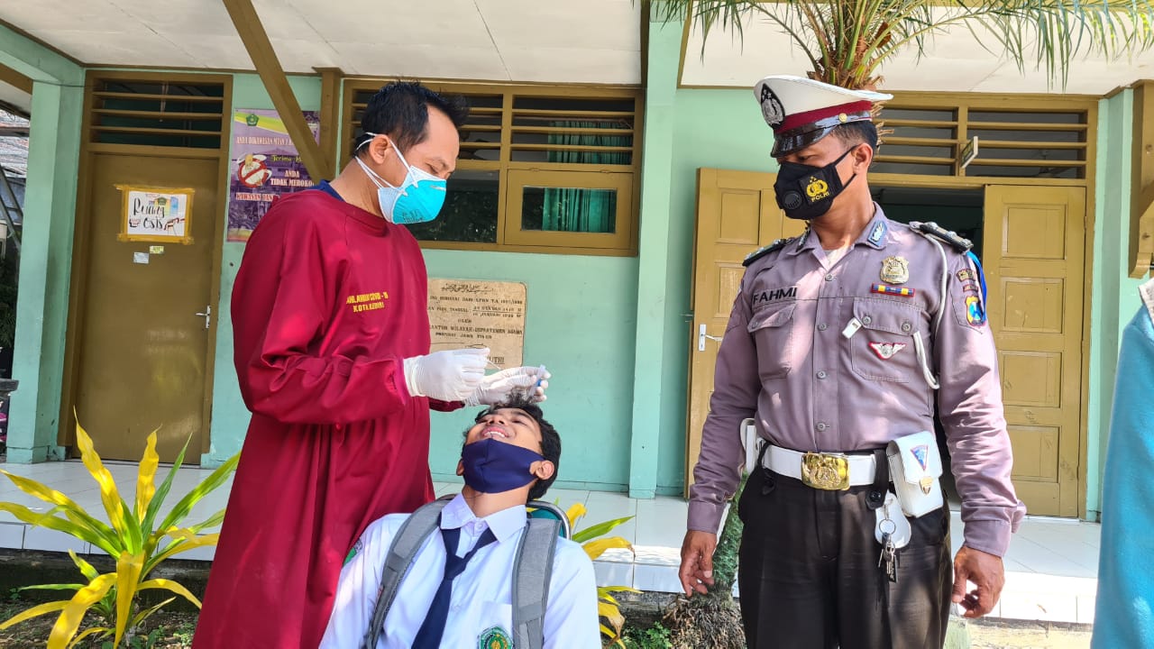 Cek kondisi siswa kesehatan siswa bersama aparat kepolisian