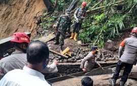 Kapolres Tanah Karo Turun Langsung Pencarian Korban Tanah Longsor di Desa Sugihen