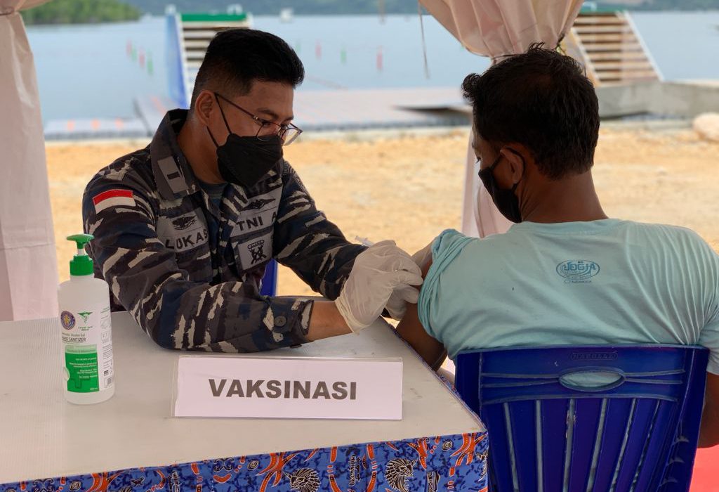 Ratusan Masyarakat Padati Venue Dayung PON XX Papua Antre Vaksinasi