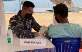 Ratusan Masyarakat Padati Venue Dayung PON XX Papua Antre Vaksinasi