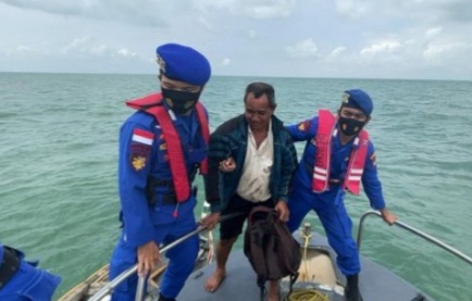 Pencarian Nelayan Leho oleh Satpolairud Polres Karimun yang Hilang Kontak