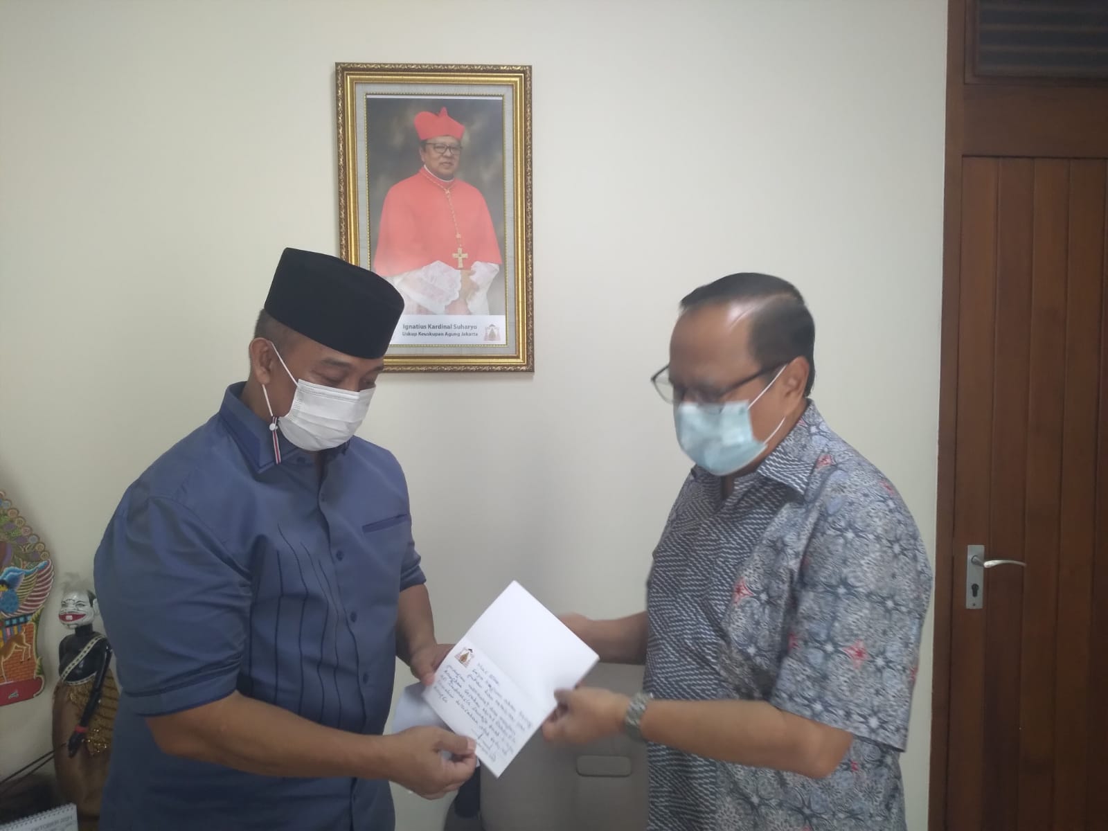 Kardinal Ignatius Suharyo (kanan)