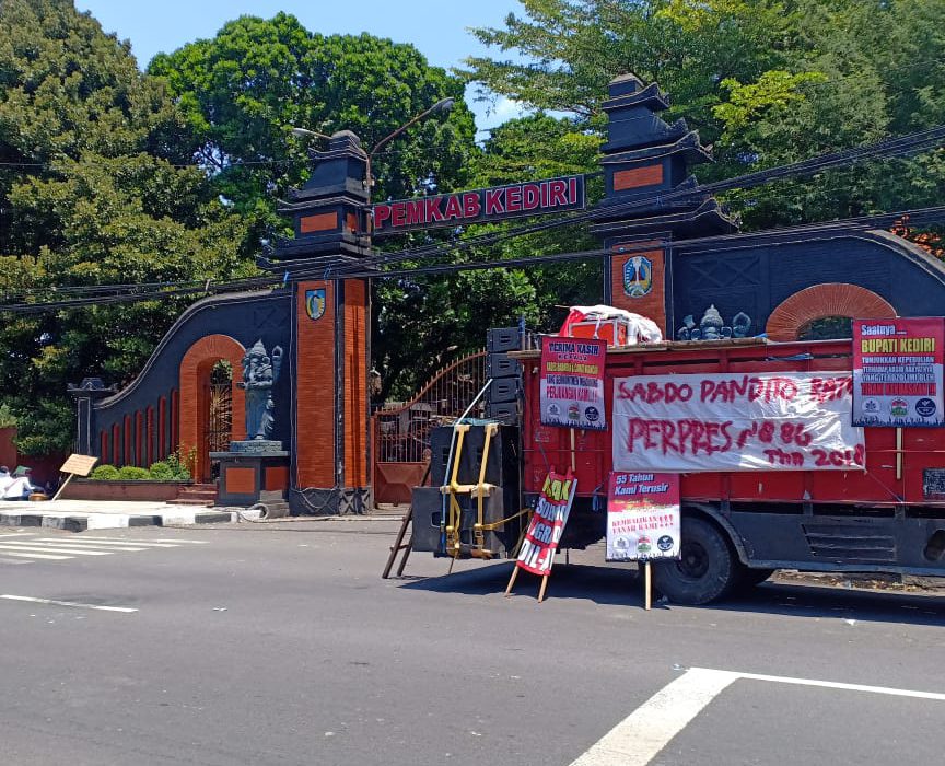 Truk pendemo Depan Balai Pemkab Kediri