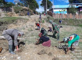 TNI-Polri se-Kabupaten Intan Jaya kembali mengadakan karya bakti dan bakti sosial di Kampung Bilogai dan Kampung Yokapatapa, Distrik Sugapa, Kabupaten Intan Jaya, Senin, (4/10) 