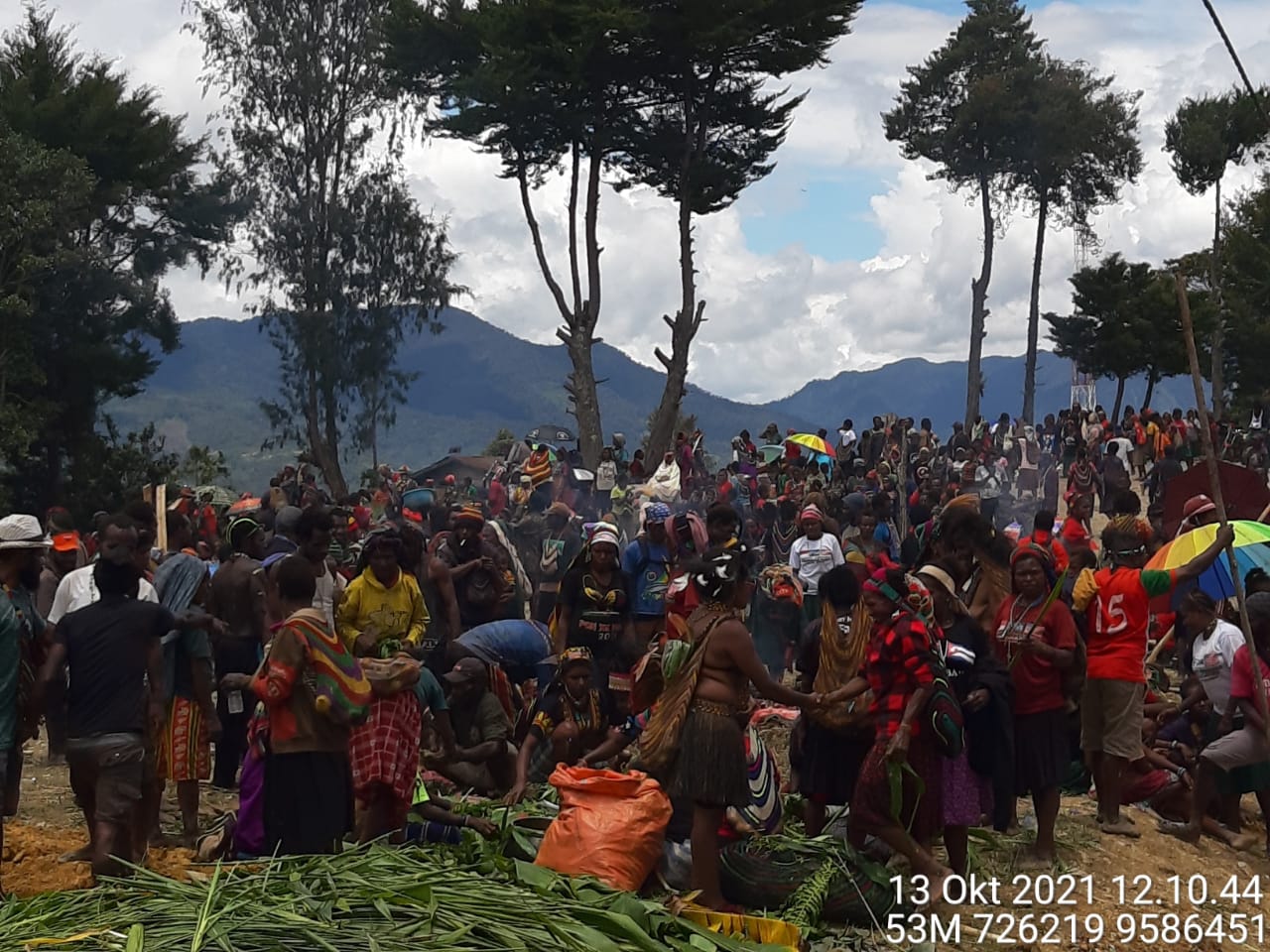 Ribuan masyarakat Intan Jaya, Rabu pagi, (13/10/2021), mengadakan upacara bakar batu