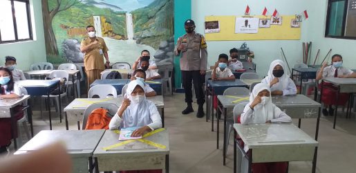 Cegah Penyebaran Covid-19, Polsek Lubuk Baja Cek Prokes Sekolah Tatap Muka Terbatas