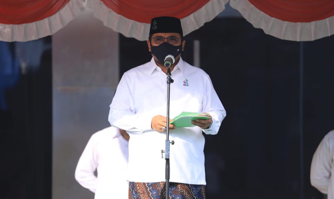 Menag Yaqut saat menjadi inspektur upacara peringatan Hari Santri di halaman kantor Kemenag, Jakarta, Jumat (22/10/2021).