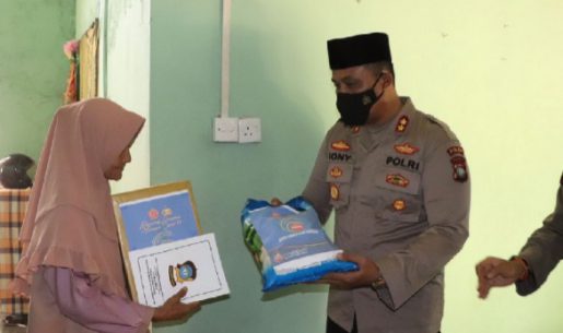 Kapolres Karimun Memberi Bantuan Sembako Kepada Pengidap Penyakit Kanker di Kecamatan Meral Kabupaten Karimun