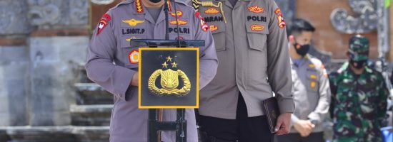 Kapolri Jenderal Listyo Sigit Prabowo memimpin Apel gelar pasukan dalam rangka kesiapan penerimaan Wisatawan Mancanegara (Wisman) di Bandara Internasional I Gusti Ngurah Rai, Bali, Sabtu (23/10).