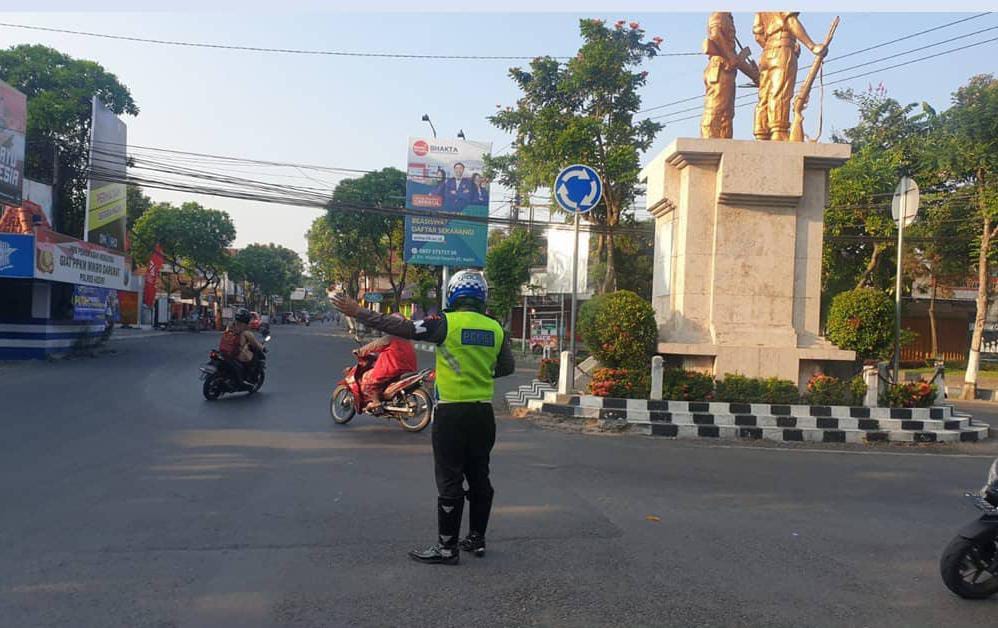 Giat Rutin Anggota Satlantas Polres Kab.Kediri saat mengatur Lalu Lintas Pagy.