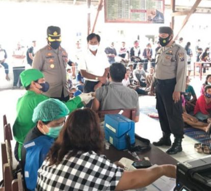 Kapolres Tanah Karo Tinjau Kegiatan Vaksinasi Massal “31 Tahun Gelar Akabri 90 Mengabdi Untuk Negri”