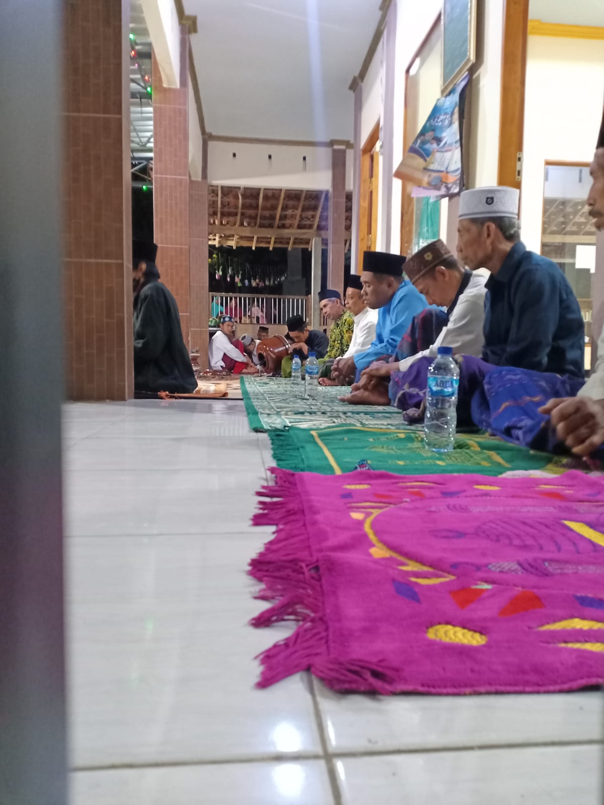 Kegiatan Maulid dihadiri Kyai besar, KH.Doglas Toha Yahya atau biasa dipanggil Gus Lik yang bertepatan di mushola NU Al-Ijabah dusun Donorejo Desa Pagung Kec.Semen Kab.Kediri. Minggu (24/10/2021).